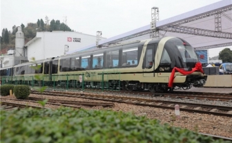 中国“爬山”火车来了 自主创新研发 最高爬20层楼高度：靠北斗等自动驾驶